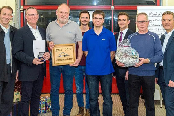 Das Bild zeigt eine Ehrung für ein erfolgreiches Geschäftsjahr 2018