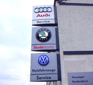 Das Bild zeigt Werbeschilder von Auto Marken Das Bild zeigt Werbeschilder von Auto Marken