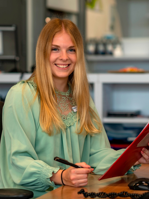 Das Bild zeigt Serviceassistentin Ailin Künstel Das Bild zeigt Serviceassistentin Ailin Künstel
