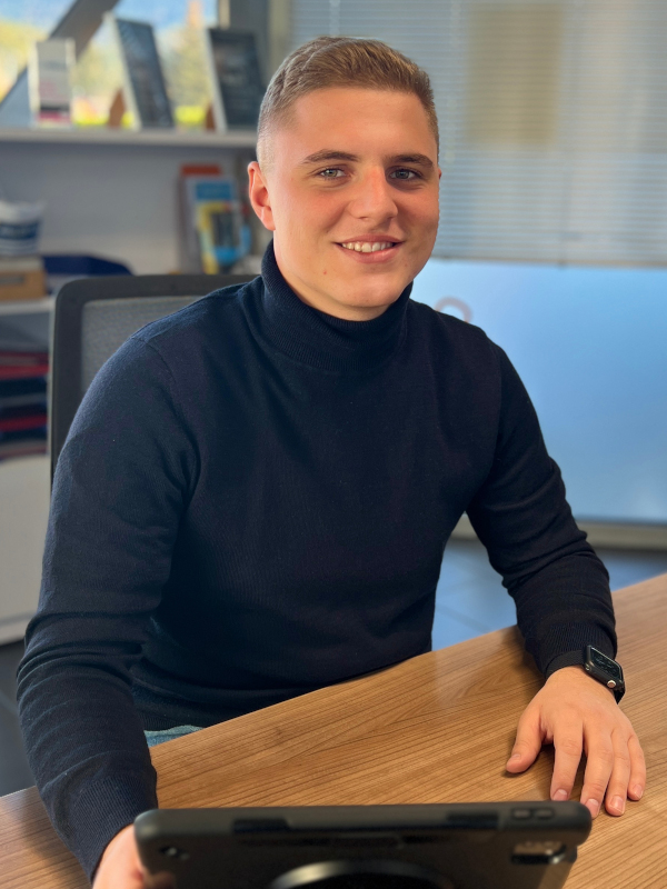 Das Bild zeigt Serviceberater Fabian Krämer Das Bild zeigt Serviceberater Fabian Krämer