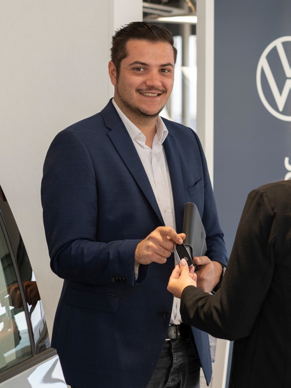 Das Bild zeigt Verkaufsassistent Janis Spissinger Das Bild zeigt Verkaufsassistent Janis Spissinger