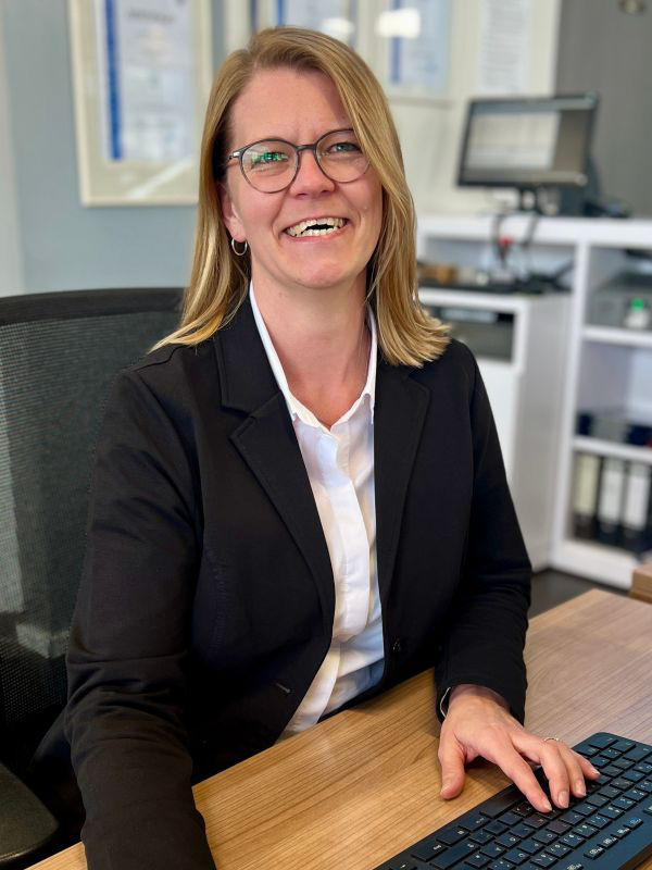 Das Bild zeigt Serviceassistentin Michaela Hirth Das Bild zeigt Serviceassistentin Michaela Hirth