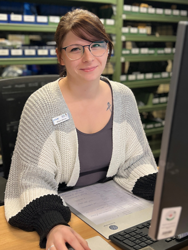 Das Bild zeigt Milena Werner aus der Abteilung "Teiledienst" Das Bild zeigt Milena Werner aus der Abteilung "Teiledienst"