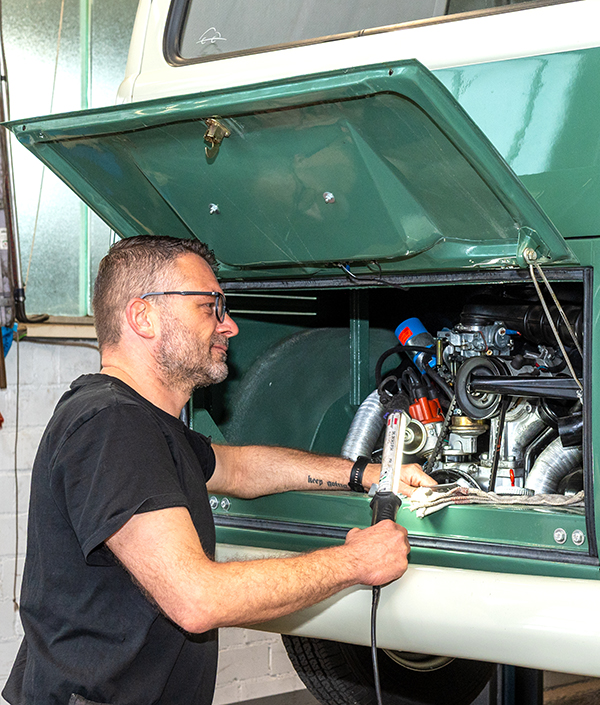 Das Bild zeigt einen Werkstatt Mitarbeiter