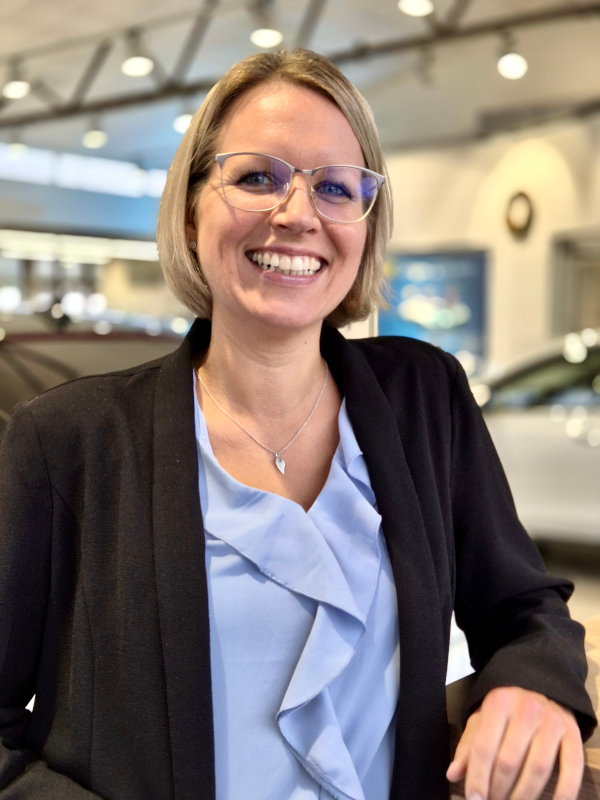 Das Bild zeigt Verkäuferin Verena Brand Das Bild zeigt Verkäuferin Verena Brand