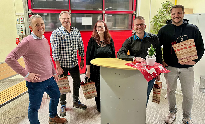 Das Bild zeigt Mitarbeiter an der Weihnachtsfeier 2024